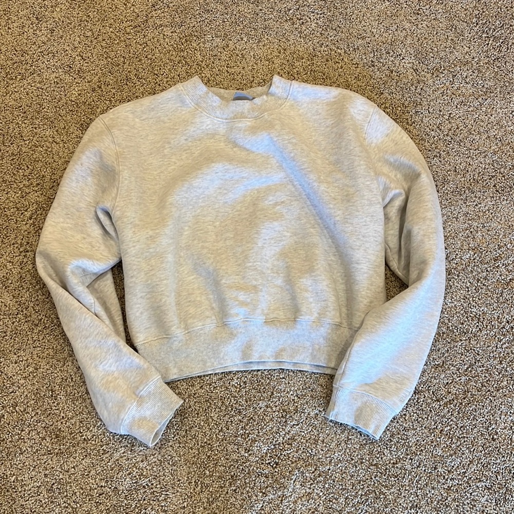 Aritzia TNA cozy fleece crop grey crew neck sweatshirt size S like new